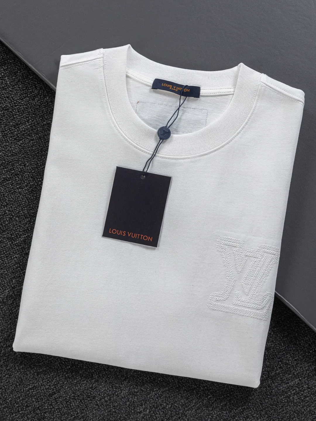 🅿️200 Louis Vuitton 1V LV micro-wide version S-XL LV 26ss new products are available at the counter simultaneously. Multiple craftsmanship. Three-dimensional small logo letters on the chest🪡 embroidery + multi-label four-leaf clover on the back🍀🪡 embroidery. Round neck short-sleeved T-shirt, same style for men and women! Consigned to one-to-one creation. Synchronized with the official website, pure cotton fabrics at the counter! It is close to the skin and comfortable, durable and easy to wear. It has a classic and simple logo design and meticulous original craftsmanship. Short-sleeves, a must-have item for men, do not appear to be the same for the general public, but must be unique and eye-catching. This LV short-sleeve is all about quality, comfort, the same shape and fashion as always, including fabrics and cutting techniques. All of them have been made with great effort! 320 grams of washed pure cotton fabric, pure cotton is breathable, very refreshing and comfortable for daily wear. The rib knitting on the neckline is smooth and tight, and the neckline will not be skewed if you toss it at will. The loose version, you will find that it looks really good on the upper body. The overall is minimalist and neat, super versatile for daily use! Pair it casually with a pair of pants for a youthful look. A T-shirt will make your outfit crazy. It is a fashionable item that can never go wrong! Color: Black White Size: S-XL Size chart: S: Shoulder width 50-Bust 56-Length 70 M: Shoulder width 52-Bust 57-Length 72 L: Shoulder width 54-Bust 59-Length 74 XL: Shoulder width 56-Bust 62-Length 76